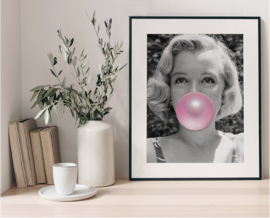 Marylin with chewing gum