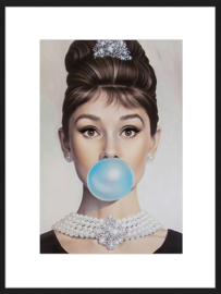 Audrey Hepburn with Bubble Gum 60x80 cm
