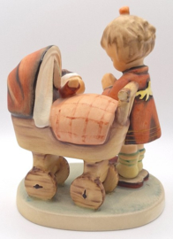 Hummel beeldje 'Doll mother'