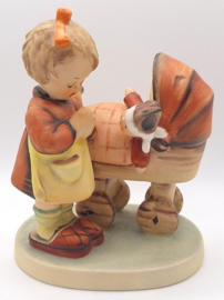 Hummel beeldje 'Doll mother'