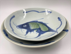 Twee porseleinen schalen met koi
