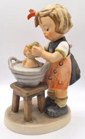 Hummel beeldje 'Puppenbad / Doll bath'