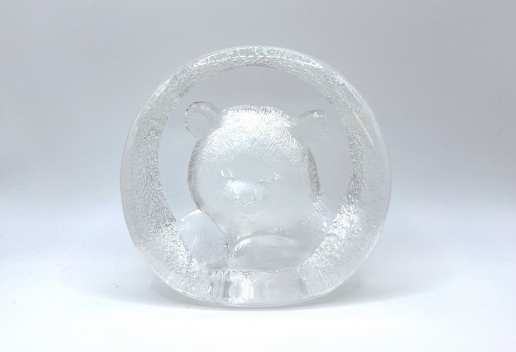 Kristallen sculptuur met berenjong - Mats Jonasson