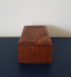 Handgesneden houten postzegel doosje