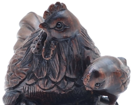 Netsuke van een kip met kuiken