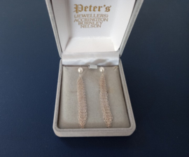 Zilveren oorhangers met parel en maliën