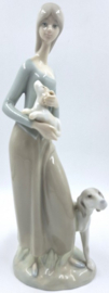 Casades beeld vrouw met twee honden