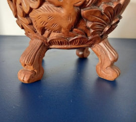 Uit hout gestoken oosterse siervaas