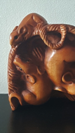 Netsuke van 3 ratten in een mandje