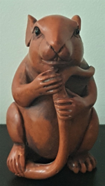 Netsuke van zittende rat