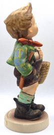 Hummel beeldje 'Dorfbub / Village boy'