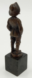 Bronzen figuur van een rokende jongen