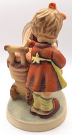 Hummel beeldje 'Doll mother'
