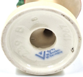 Hummel beeld 'Girl with doll'