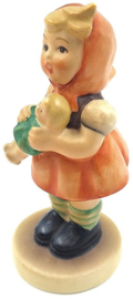 Hummel beeld 'Girl with doll'