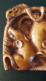 Netsuke van 3 ratten in een mandje