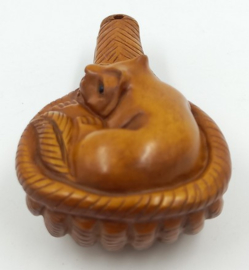 Netsuke van kat in mand