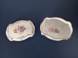 Porseleinen bakje met floraal decor