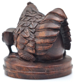 Netsuke van een kip met kuiken