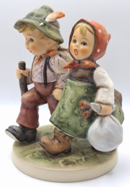 Hummel beeldje 'Wanderfreunde / Going home'