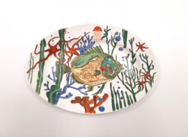 Schaal met vis in majolica stijl