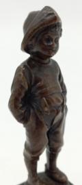 Bronzen figuur van een rokende jongen