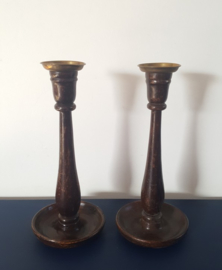 Set eikenhouten kandelaars met messing top