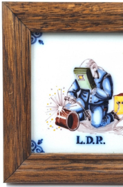 Makkum tegeltje L.D.R. in houten lijst