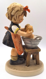 Hummel beeldje 'Puppenbad / Doll bath'