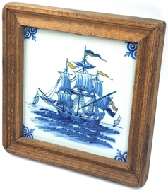 Makkum tegeltje met zeilschip in houten lijst