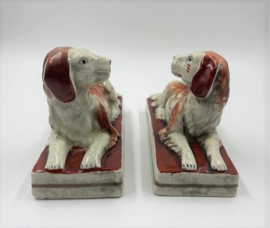 2 aardewerk liggende honden