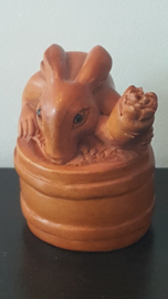 Netsuke van een konijntje met wortel