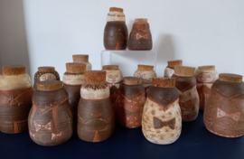 16 kleine terracotta voorraadpotten