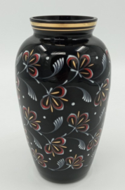 Zwarte vaas met floraal decor