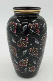 Zwarte vaas met floraal decor