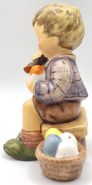 Hummel beeldje 'Ostereiermalen / Easter's coming'