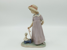 Lladro beeldje 'Girl with wagon'