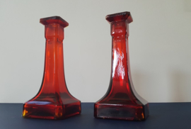 2 rode glazen kandelaars