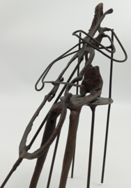 Brons en ijzeren abstract dame met cello
