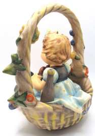 Hummel beeldje 'Der Geschenkkorb / A basket of gifts'