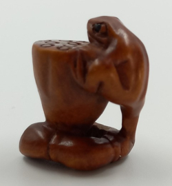 Kleine netsuke van kikker