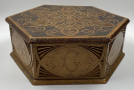 Hexagonaal houten kist met kerfsnede