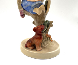 Hummel beeldje 'Out of danger' (groot)