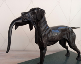 Groot bronzen beeld van jachthond