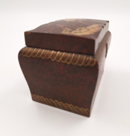 Houten theekistje met florale decoratie