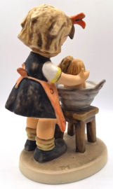 Hummel beeldje 'Puppenbad / Doll bath'