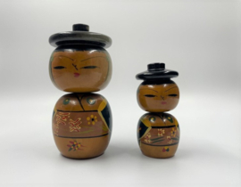 Twee kokeshi poppen