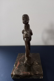 Bronzen beeld van jongetje op struisvogel
