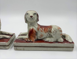 2 aardewerk liggende honden