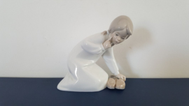 Lladro beeldje, meisje met slippers